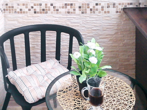 Кресло для отдыха и кофейный столик на балконе